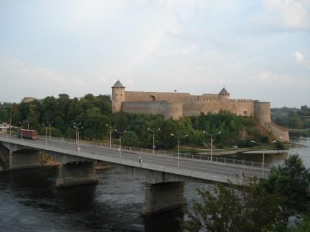 Zicht op de Brug van de Vriendschap tussen Esland en Rusland over de Narva-rivier, met de burcht van Ivangorod op de Russische oever.